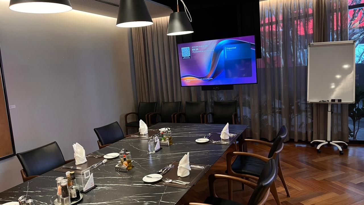 Sala de Reunião Moderna - Financeira Plus